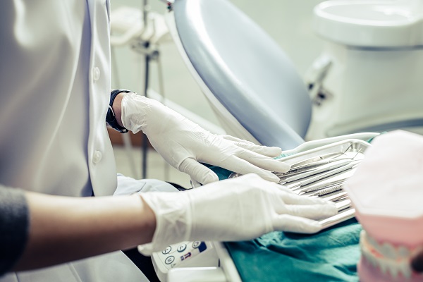 dentiste choisissant son matériel stérile